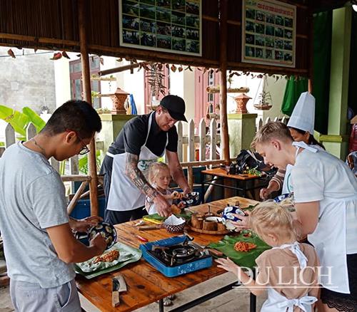 Du khách tham gia các lớp học nấu ăn tại làng rau Thanh Đông